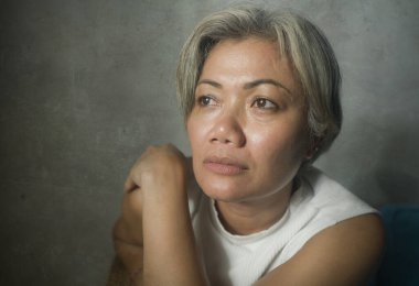 Olgun kadın krizi - orta yaşlı, gri saçlı, üzgün, bunalımlı, bunalımlı, bunalımlı, yaşlı, yalnız, bunalımlı bir kadının ev içi yaşam tarzı portresi 