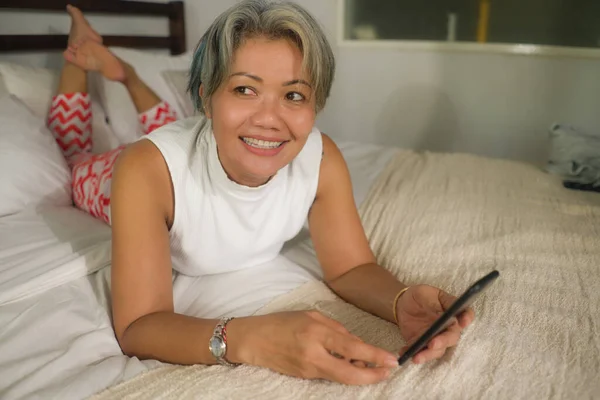 Yaşlarda Çekici Mutlu Orta Yaşlı Bir Kadının Portresi Yatakta Internet — Stok fotoğraf