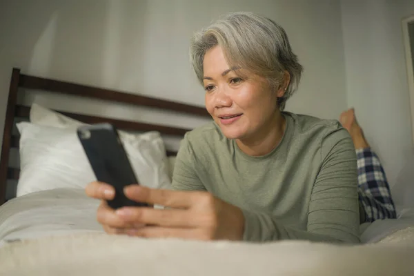 Home Lifestyle Portret Van Aantrekkelijke Gelukkige Vrouw Van Middelbare Leeftijd — Stockfoto