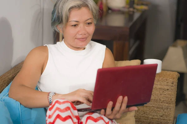 Aantrekkelijke Gelukkige Vrouw Van Middelbare Leeftijd Haar 50S Werken Laptop — Stockfoto