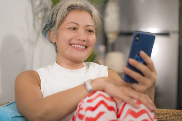 Home Lifestyle Portret Van Aantrekkelijke Gelukkige Vrouw Van Middelbare Leeftijd — Stockfoto