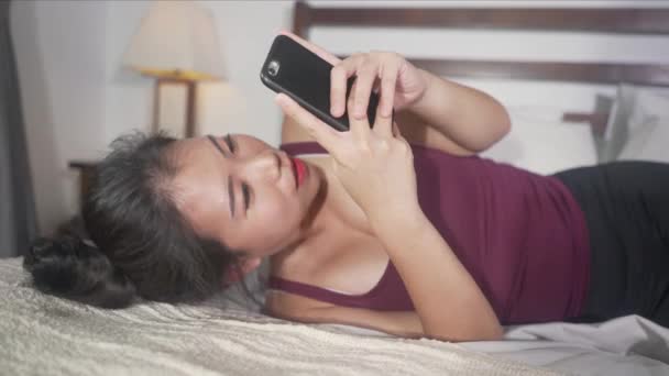 Genç Güzel Mutlu Asyalı Kadın Cep Telefonu Sosyal Medya Kullanıyor — Stok video