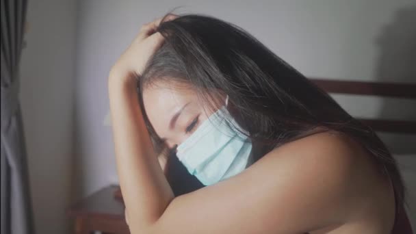 Covid 19隔離と自宅監禁 若い美しい怖がって圧倒されたアジアの女性の劇的な肖像 保護マスク感でコロナウイルスのパンデミックを心配 — ストック動画