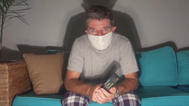Bloqueo Pánico Virus Covid Hombre Triste Preocupado Cubierto Con Máscara — Vídeos de Stock