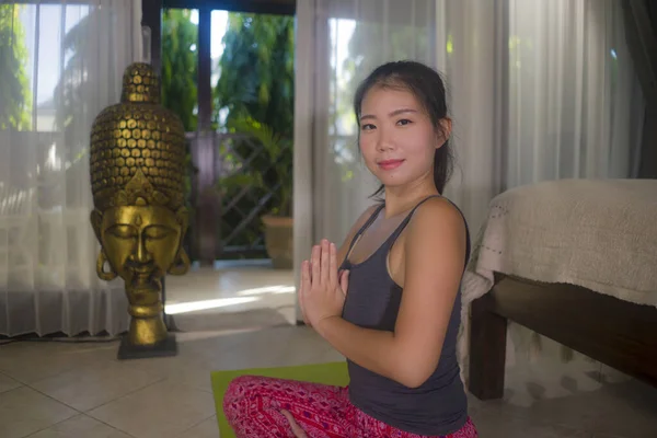 Yoga Contre Stress Quarantaine Confinement Jeune Belle Heureuse Femme Coréenne — Photo