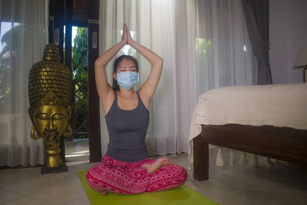 Yoga Contra Estrés Cuarentena Bloqueo Covid Joven Hermosa Feliz Mujer — Foto de Stock