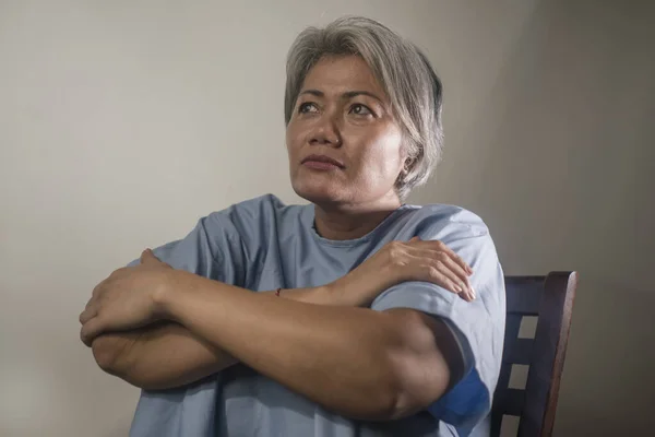 Retrato Dramático Mujer Madura Atractiva Triste Deprimida Con Pelo Gris — Foto de Stock