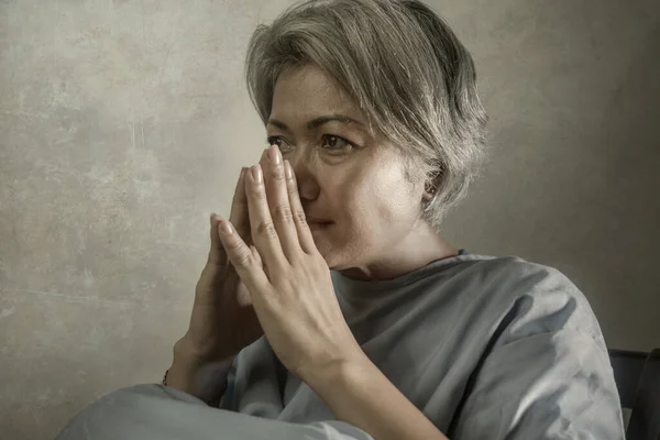 Retrato Dramático Mujer Madura Atractiva Triste Deprimida Con Pelo Gris — Foto de Stock