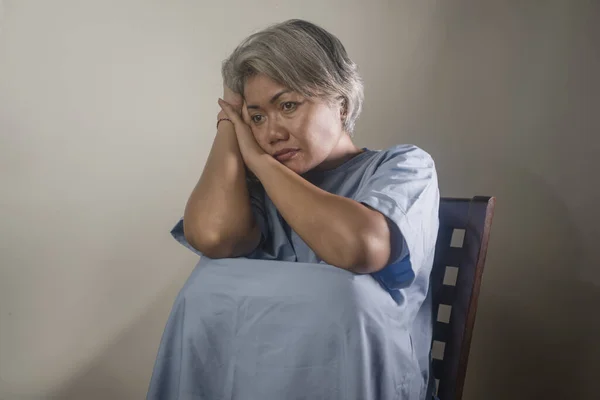 Retrato Dramático Mujer Madura Atractiva Triste Deprimida Con Pelo Gris —  Fotos de Stock