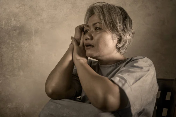 Retrato Dramático Mujer Madura Atractiva Triste Deprimida Con Pelo Gris — Foto de Stock