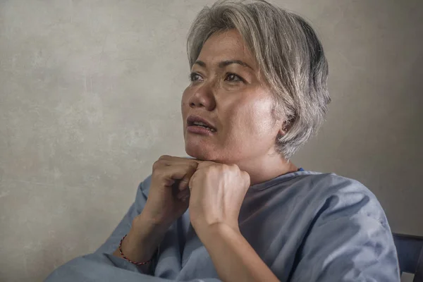 Retrato Dramático Mujer Madura Atractiva Triste Deprimida Con Pelo Gris —  Fotos de Stock