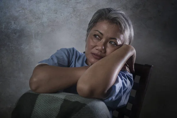 Retrato Dramático Mujer Madura Atractiva Triste Deprimida Con Pelo Gris —  Fotos de Stock