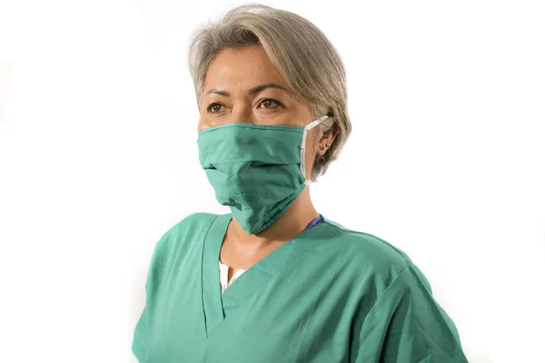 가운을 매력적 자신있는 의사나 간호사의 개념에서 카메라를 마스크 — 스톡 사진