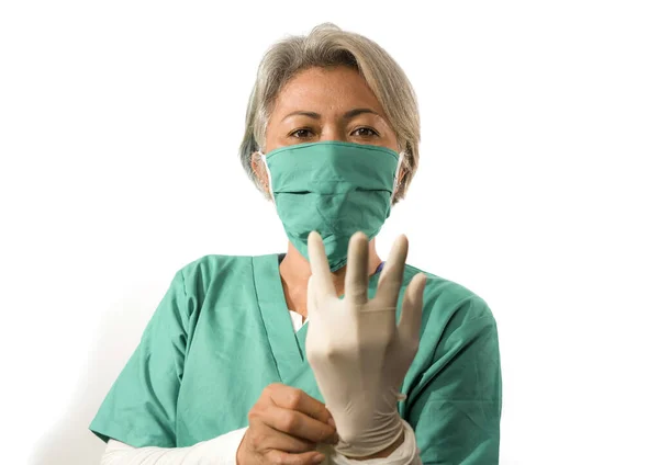 기사보기 매력적 의대의 간호사가 의료용 수술복 마스크를 착용하고 고열적 바이러스 — 스톡 사진