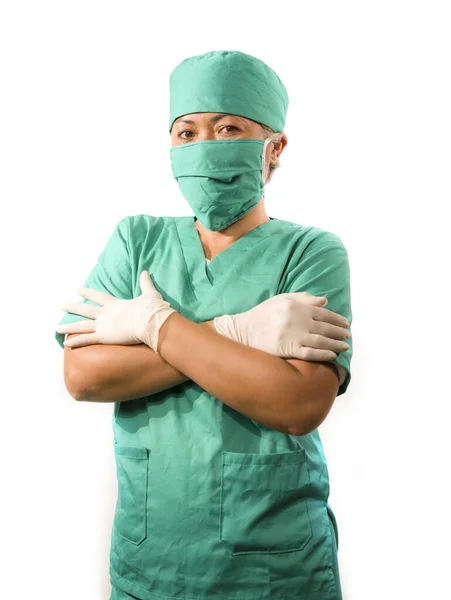 배경에 고립된 라텍스 의료용 마스크를 매력적 경험있는 간호사의 클로즈업 — 스톡 사진