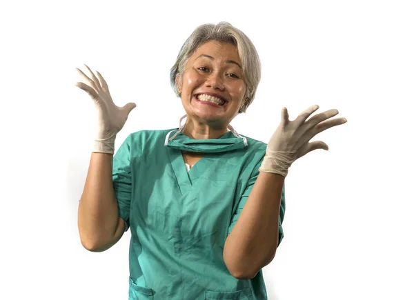 Ώριμη Ελκυστική Και Ευτυχισμένη Γιατρός Ιατρικής Γυναίκα Νοσηλεύτρια Ιατρική Ποδιά — Φωτογραφία Αρχείου