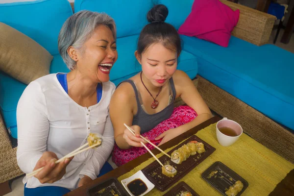 Азиатские Веселые Подруги Едят Японские Суши Обед Счастливая Привлекательная Женщина — стоковое фото