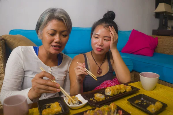 Asiatische Fröhliche Freundinnen Essen Japanisches Sushi Zum Mittagessen Glückliche Und — Stockfoto