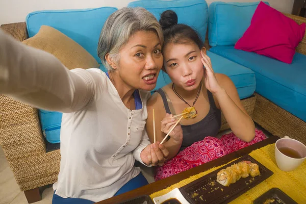 Asiatique Joyeux Amis Féminins Ayant Sushi Japonais Pour Déjeuner Femme — Photo