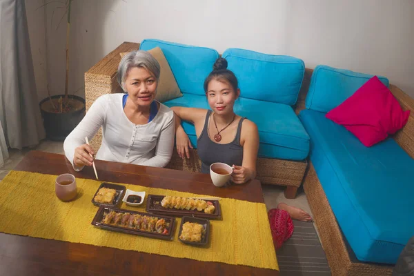 기분좋은 아시아 친구들 식사로 초밥을 행복하고 매력적 여자와 집에서 초밥을 — 스톡 사진