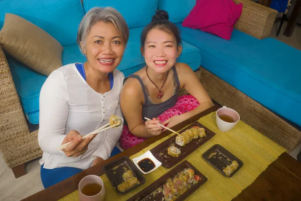 Aziatische Vrolijke Vrouwelijke Vrienden Met Japanse Sushi Voor Lunch Gelukkig — Stockfoto