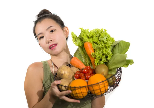 Jovem Feliz Bonito Asiático Japonês Mulher Segurando Cesta Cheia Legumes — Fotografia de Stock