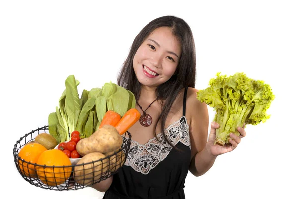 Jovem Feliz Bonita Mulher Asiática Coreana Segurando Cesta Cheia Legumes — Fotografia de Stock