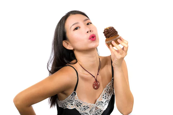 Jovem Atraente Feliz Mulher Chinesa Asiática Segurando Delicioso Tentador Cupcake — Fotografia de Stock