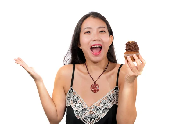 Jovem Atraente Feliz Mulher Chinesa Asiática Segurando Delicioso Tentador Cupcake — Fotografia de Stock