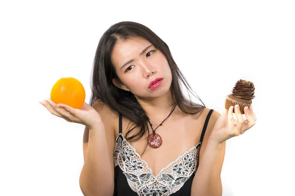 Jovem Atraente Feliz Mulher Asiática Coreana Segurando Delicioso Tentador Cupcake — Fotografia de Stock