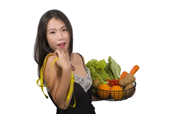 Jovem Feliz Bonita Mulher Chinesa Asiática Segurando Cesta Cheia Legumes — Fotografia de Stock