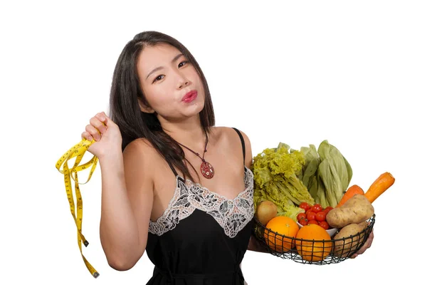 Jovem Feliz Bonita Mulher Asiática Coreana Segurando Cesta Cheia Legumes — Fotografia de Stock