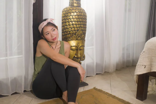 Evde Fitness Yapan Asyalı Bir Kız Spor Yaptıktan Sonra Neşeli — Stok fotoğraf