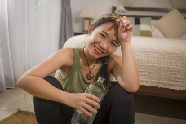 Asijské Dívka Dělá Fitness Doma Mladá Krásná Šťastná Číňanka Pití — Stock fotografie