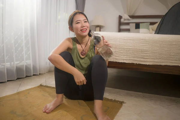 Asyalı Bir Kız Evde Fitness Yapıyor Genç Güzel Mutlu Bir — Stok fotoğraf