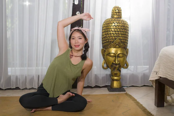 Jeune Belle Heureuse Asiatique Coréen Femme Maison Faire Yoga Corps — Photo