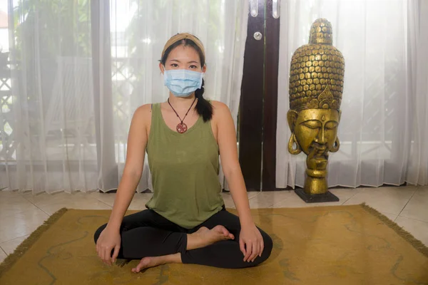 Ung Vacker Kvinna Gör Yoga Träning Covid Virus Hem Lockdown — Stockfoto