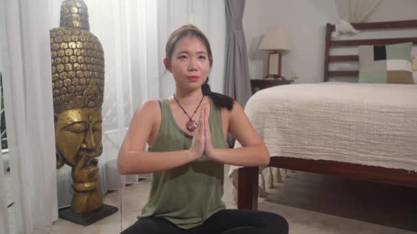 快乐的亚裔韩国女性在家里做瑜伽身体 精神放松 冥想练习 在卧室里感觉快乐 — 图库视频影像
