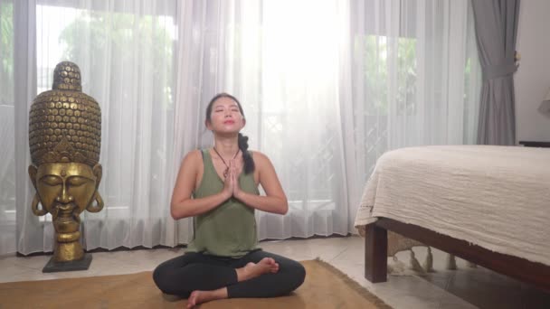 Joven Hermosa Feliz Asiática Coreana Mujer Casa Haciendo Yoga Cuerpo — Vídeos de Stock