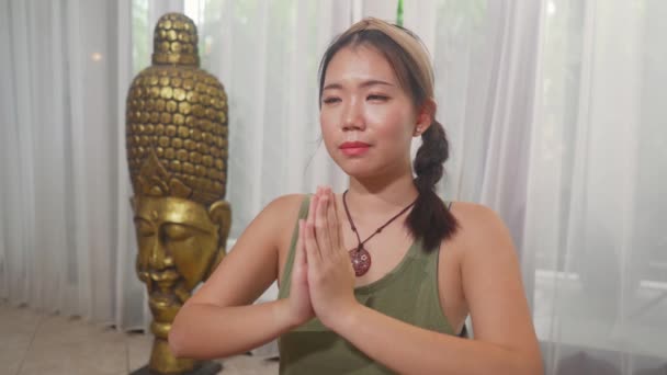 Joven Hermosa Feliz Asiática Coreana Mujer Casa Haciendo Yoga Cuerpo — Vídeo de stock