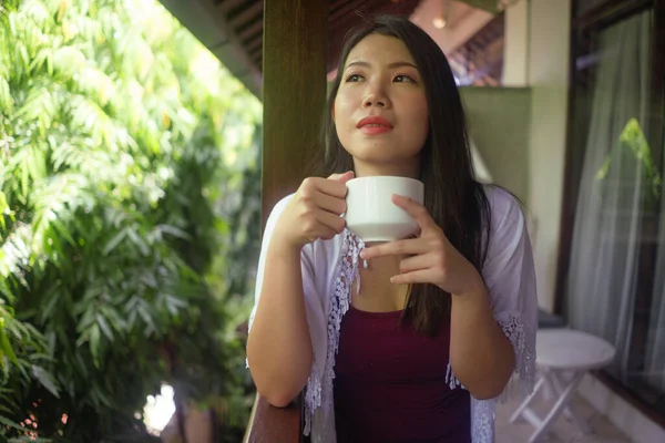 Genç Mutlu Güzel Asyalı Bir Kadının Otelin Terasında Sabah Kahvesi — Stok fotoğraf