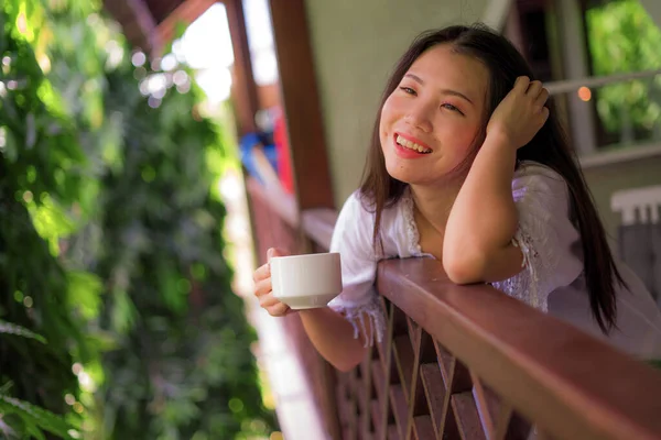 Портрет Молодой Счастливой Красивой Азиатской Женщины Пьющей Утренний Кофе Чай — стоковое фото