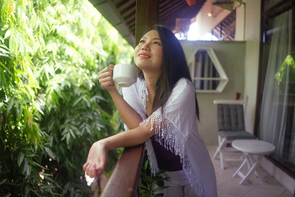 Lifestyle Portrét Mladé Šťastné Krásné Asijské Čínské Ženy Ranní Kávu — Stock fotografie