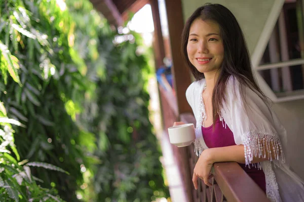 Estilo Vida Retrato Joven Mujer China Asiática Feliz Hermosa Tomando — Foto de Stock