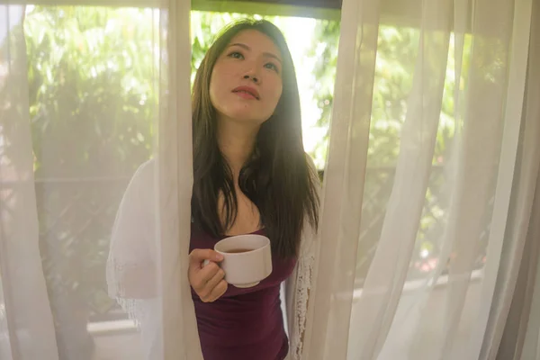Styl Życia Portret Młodej Szczęśliwej Pięknej Azjatki Chińskiej Kobiety Pijącej — Zdjęcie stockowe
