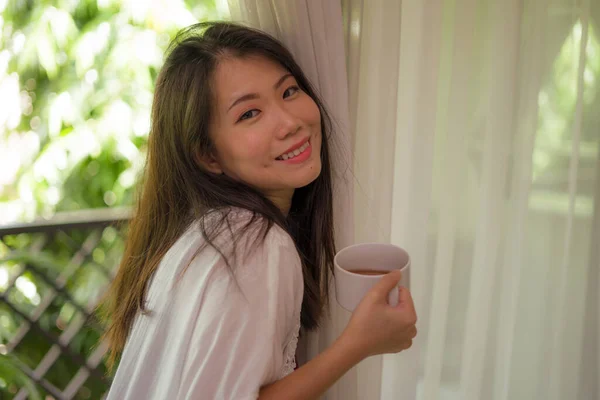 Estilo Vida Retrato Joven Feliz Hermosa Mujer Japonesa Asiática Tomando —  Fotos de Stock