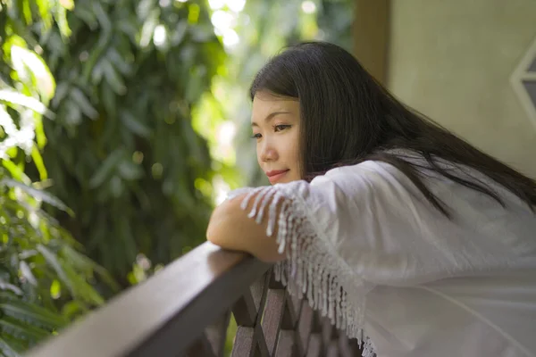 아름다운 아시아 테라스나 발코니에서 편안하고 명랑하게 모습을 즐기는 — 스톡 사진
