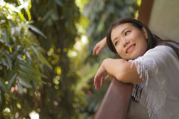 아름다운 아시아 테라스나 발코니에서 편안하고 명랑하게 모습을 즐기는 — 스톡 사진