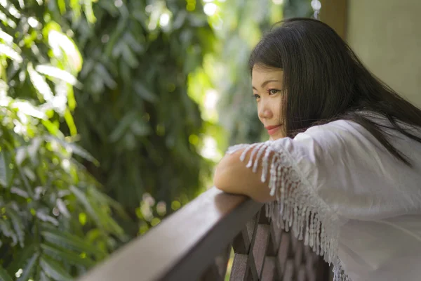 아름다운 아시아인 테라스나 발코니에서 편안하고 명랑하게 모습을 즐기는 — 스톡 사진