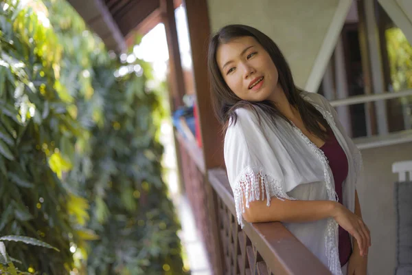 Портрет Молодої Щасливої Красивої Азіатської Корейської Жінки Яка Насолоджується Видом — стокове фото
